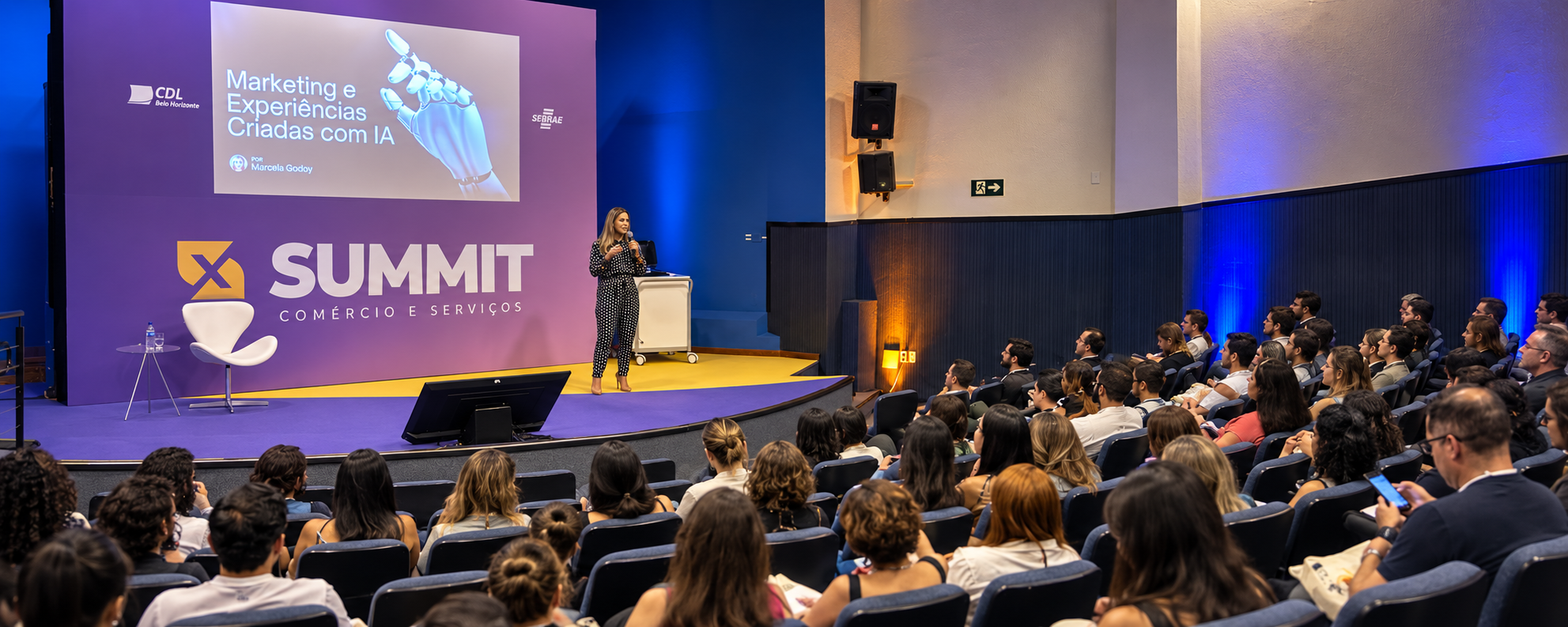 Marcela Godoy palestrando sobre marketing e experiências criadas com IA no Summit Comércio e Serviços, diante da plateia